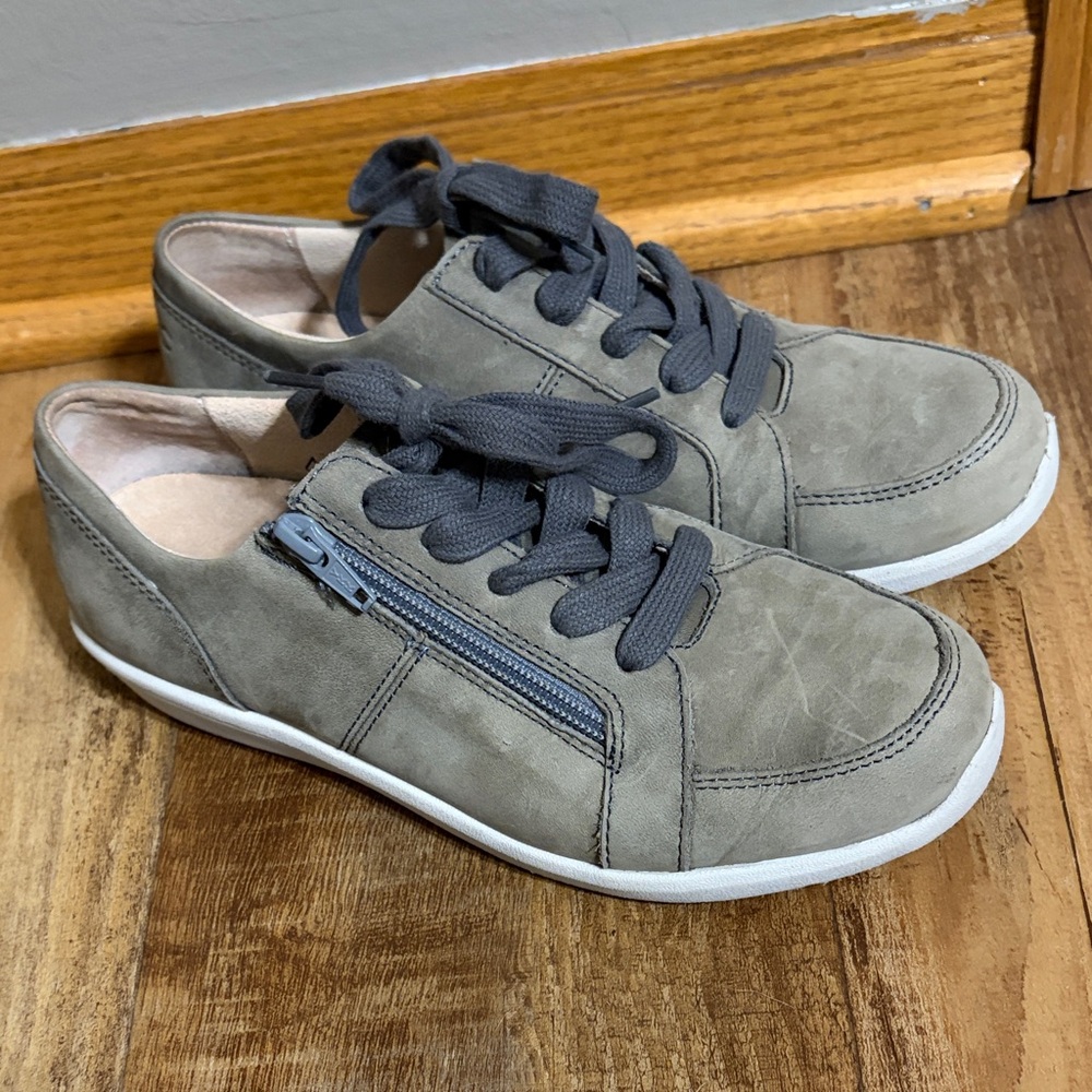 Vionic Abigail olive green lace up nubuck sneakers shoes size 6